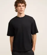Remera boxy de manga corta y cuello redondo, confeccionada con tecnología dry de tacto frío en el interior y exterior de algodón.