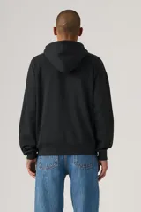 Hoodie de corte relaxed color negro, con capucha con cordón ajustable y diseño gráfico frontal con el nombre de la marca en tipografía gótica y detalles de escudo.