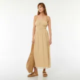 Vestido midi color beige curd, con tirantes finos y escote recto fruncido.