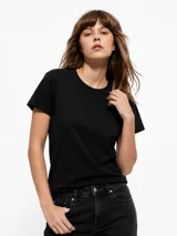 Remera básica negra de manga corta, con cuello redondo y corte clásico al cuerpo.
