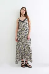 Mono largo con estampado floral en tonos beige, escote en V y tirantes finos.