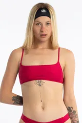 Top musculosa color fucsia con escote recto, breteles finos y relleno. Confeccionado en tela brilli brilli.