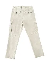 Pantalón cargo negro de corte recto sin puños, con bolsillos laterales con solapa y botón, bolsillos delanteros y traseros, y pasacintos en la cintura.