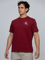 Remera de algodón regenerativo color bordó, de corte regular, cuello redondo y manga corta. Presenta un pequeño logo estampado con el monograma de Calvin Klein en el pecho.