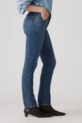 Jeans Levi's 724 Hi Rise Straight Way Back, de tiro alto y corte recto, color azul denim.