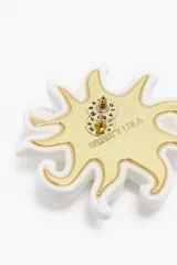 Par de aros con forma de sol, color blanco.