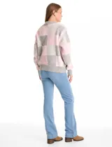 Buzo de punto con diseño de cuadros en tonos rosa y gris, de cuello redondo, manga larga y corte holgado.