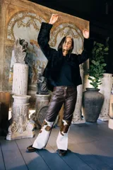 Saco blanco de piel sintética con bolsillos laterales.