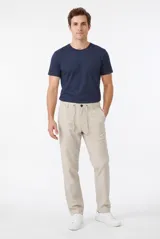 Pantalón color beige con cintura elástica ajustable mediante cordón y cierre de botón, de corte recto.