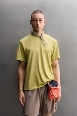 Camiseta técnica regular fit de Zara Athleticz, color verde militar con diseño de rayas sutiles, cuello redondo y manga corta. Confeccionada en tejido ligero, elástico y de secado rápido con costuras planas.