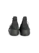 Championes de caña media color marrón, con cordones elásticos, ajuste de velcro y suela de goma con textura.