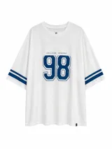 Remera blanca de corte oversize con estampado frontal estilo universitario que incluye el número 98 y el texto College League. Presenta mangas cortas con doble franja horizontal en color azul.