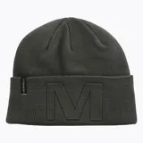 Gorro beanie de punto color verde militar con vuelta, detalle de la letra "M" bordada en relieve en el frente y pequeña etiqueta lateral con la marca Merrell.
