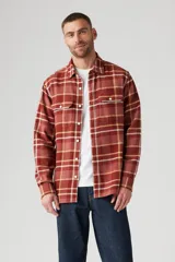 Camisa de franela a cuadros color ladrillo, con bolsillos frontales y corte recto.