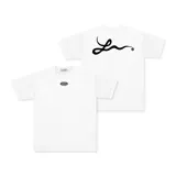 Remera blanca de algodón, corte regular fit, con un pequeño estampado ovalado en el pecho y un gran estampado de firma estilizada en la espalda.