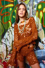 Sweater de crochet color marrón con mangas largas acampanadas y cuello bote.