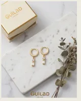 Aros tipo argolla de plata 925 con baño de oro, decorados con pequeñas circonias incrustadas en el aro y un dije colgante compuesto por una circonia redonda y una barra rectangular.