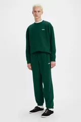 Pantalon de jogging Levi's color verde oscuro, confeccionado en mezcla de algodón y poliéster, con cintura elastizada con cordón ajustable y puños en los tobillos. Cuenta con el logo de la marca bordado en blanco en la parte superior izquierda.