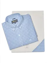 Camisa de manga larga RKF modelo Wf Pb, de corte regular, color celeste con patrón de cuadros en tonos azules y blancos. Cuenta con cuello abotonado, cierre frontal con botones y un bolsillo en el pecho con el logo bordado.