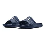 Sandalias tipo chinelas Under Armour, modelo Locker IV, confeccionadas en una sola pieza de EVA moldeada de secado rápido. Presentan un diseño ergonómico con perforaciones para evacuar el agua y el logo de la marca en relieve sobre la correa.