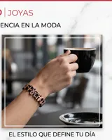 Pulsera de acero color negro con banda ajustable y charms en tono oro rosa que incluyen figuras de avión, símbolo de infinito con cristales, estrella, cohete y ancla.