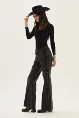 Jean de corte bootcut color negro lavado, con acordonado lateral completo en ambos lados.