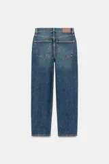 Jeans de tiro alto con corte mom fit, cinco bolsillos y cierre frontal con cremallera y botón.