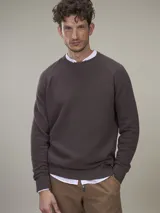 Sweater de punto color azul marino con cuello redondo y mangas raglán.