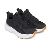 Championes Under Armour modelo Infinite MVMNT, color negro con entresuela blanca y suela de goma color caramelo. Presentan un diseño de materiales mixtos con malla transpirable, tecnología de amortiguación UA HOVR+ y lengüeta de Ariaprene.