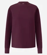 Sweater color borgoña de algodón con poliéster, cuello redondo y mangas largas con puños acanalados.