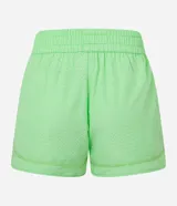 Bermuda deportiva tipo runner de microfibra ligera color beige, con cintura elástica funcional y textura perforada en el panel frontal.