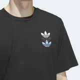 Remera negra de corte clásico con cuello redondo y logo de Adidas Triple Trifolio estampado en el pecho.