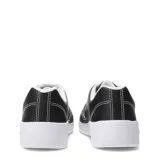 Championes urbanos Converse modelo Day One Court Ox, color negro con costuras blancas visibles y suela de goma blanca. Presenta el logo de la marca en el lateral y cordones blancos.