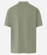 Remera de corte relaxed, confeccionada en algodón de tejido grueso con cuello redondo y mangas cortas.