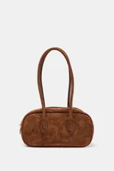 Bolso de hombro de formato alargado confeccionado en gamuza color marrón. Cuenta con doble asa de hombro y cierre superior mediante cremallera metálica.