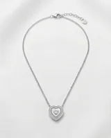 Collar de acero con dije en forma de corazón, decorado con nácar y circonias incrustadas.