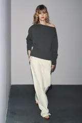 Jersey de punto con cuello barco y manga larga, con acabados en rib en cuello, puños y ruedo.