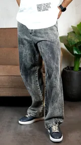 Pantalón de jean con efecto de lavado ácido en tono gris oscuro, de corte recto y holgado.