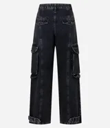 Pantalón recto de jeans negro con bolsillos cargo laterales y friso delantero.