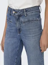 Pantalón de jean estilo flare y tiro alto, en tono azul claro con efecto lavado. Presenta bolsillos frontales tipo ribete y botamanga ancha.