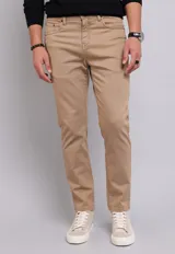 Pantalón de gabardina color beige, corte recto, con cinco bolsillos y cierre frontal con botón y cremallera.