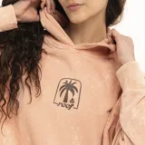 Canguro con capucha de efecto lavado, color rosado, con bolsillo frontal tipo canguro y estampa pequeña en el pecho con diseño de palmera y logo de la marca.