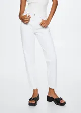 Jeans estilo mom-fit de tiro alto, confeccionados en tejido de algodón. Presentan diseño de cinco bolsillos, trabillas para cinturón y cierre frontal con cremallera y botón.