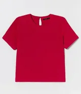 Blusa blanca de poliéster con cuello redondo, mangas cortas, cierre trasero en forma de gota, pequeñas aberturas laterales y acabados en pespuntes en las mangas y el cuello.