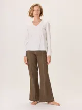 Pantalon de corte recto y tiro medio, color marron, con costuras a contratono, bolsillos traseros con pespuntes y detalle de pasacintos.