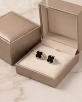 Caravanas de plata 925 con diseño de flor de cuatro pétalos en color negro.