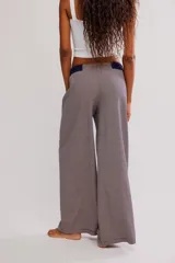 Pantalón de descanso de tiro alto y pierna ancha con estampado de micro-rayas. Cuenta con cintura elastizada, cordón de ajuste y detalle acanalado en la parte superior.