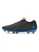 Championes de fútbol Under Armour Magnetico Select 5, color negro con detalles en azul brillante. Presentan una parte superior de piel sintética con estampado 3D para mayor control, cuello textil tipo calcetín y suela de TPU con tacos cónicos para tracción óptima.