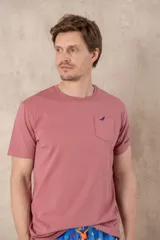 Remera azul marino de algodón con cuello redondo, manga corta, bolsillo en el pecho y logo bordado de un pájaro. Corte clásico.