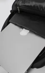 Mochila urbana de diseño minimalista en color negro, confeccionada en material tracker waterproof. Cuenta con compartimento principal amplio, espacio para notebook, bolsillo frontal de acceso rápido y cierres termosellados. Incluye espalda y correas acolchadas regulables.
